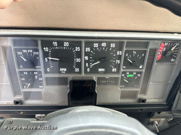 image for item EJ0216 1990 International  4900 fuel truck