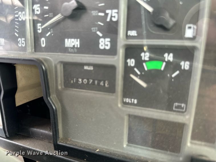 image for item EJ0216 1990 International  4900 fuel truck