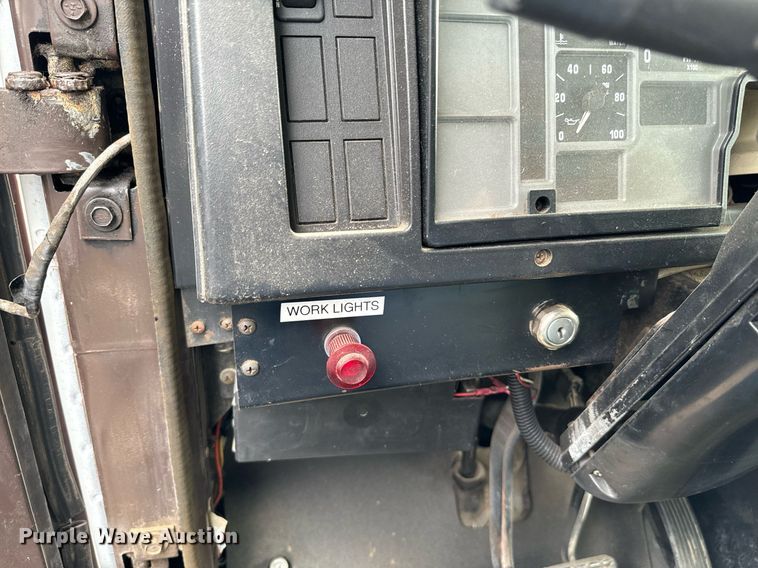 image for item EJ0216 1990 International  4900 fuel truck