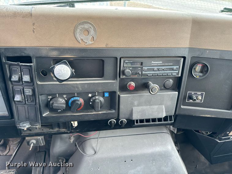 image for item EJ0216 1990 International  4900 fuel truck