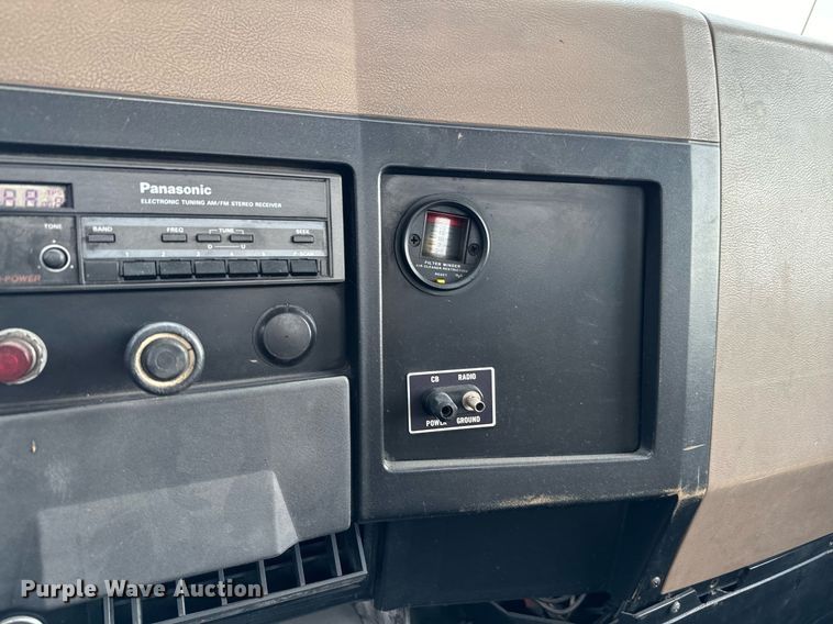 image for item EJ0216 1990 International  4900 fuel truck