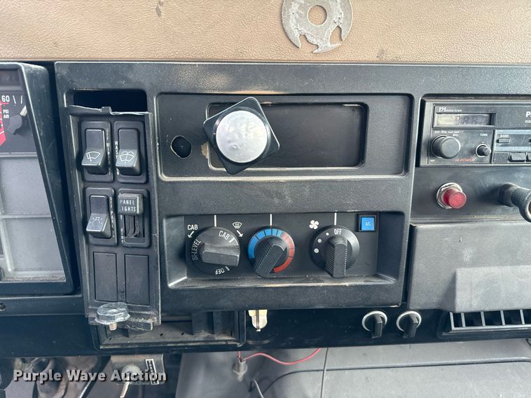 image for item EJ0216 1990 International  4900 fuel truck