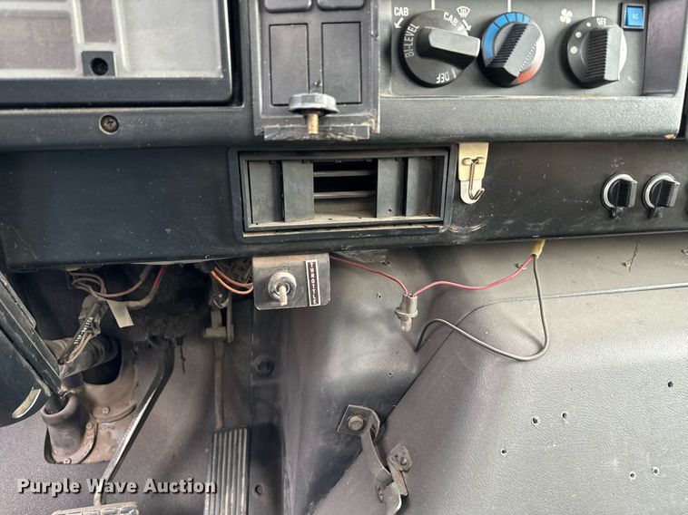 image for item EJ0216 1990 International  4900 fuel truck