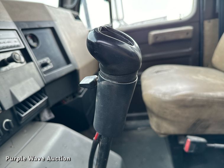 image for item EJ0216 1990 International  4900 fuel truck