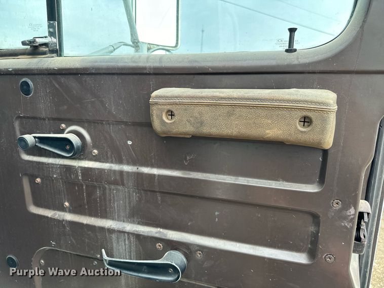 image for item EJ0216 1990 International  4900 fuel truck