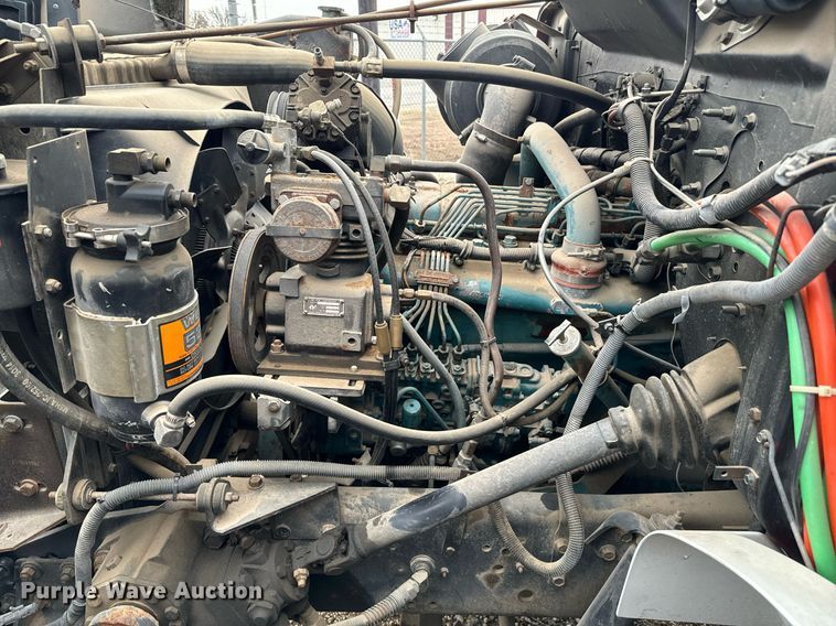 image for item EJ0216 1990 International  4900 fuel truck