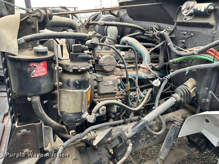 image for item EJ0216 1990 International  4900 fuel truck