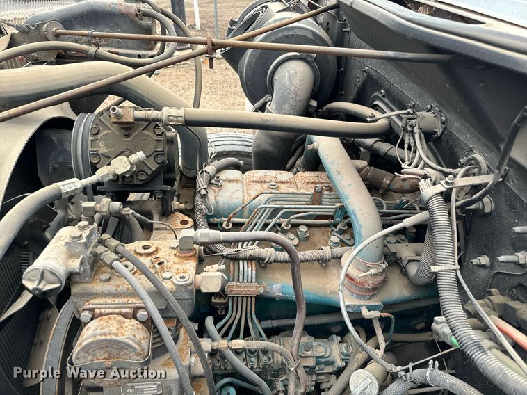 image for item EJ0216 1990 International  4900 fuel truck