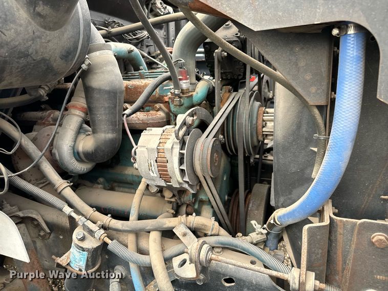 image for item EJ0216 1990 International  4900 fuel truck