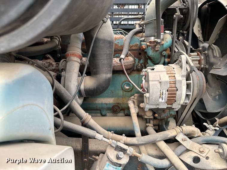 image for item EJ0216 1990 International  4900 fuel truck