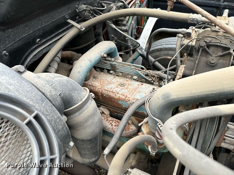 image for item EJ0216 1990 International  4900 fuel truck