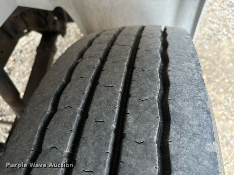 image for item EJ0216 1990 International  4900 fuel truck