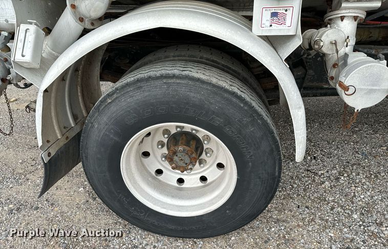 image for item EJ0216 1990 International  4900 fuel truck