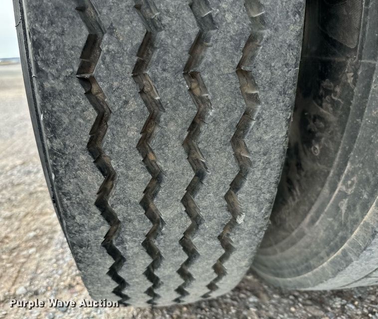 image for item EJ0216 1990 International  4900 fuel truck