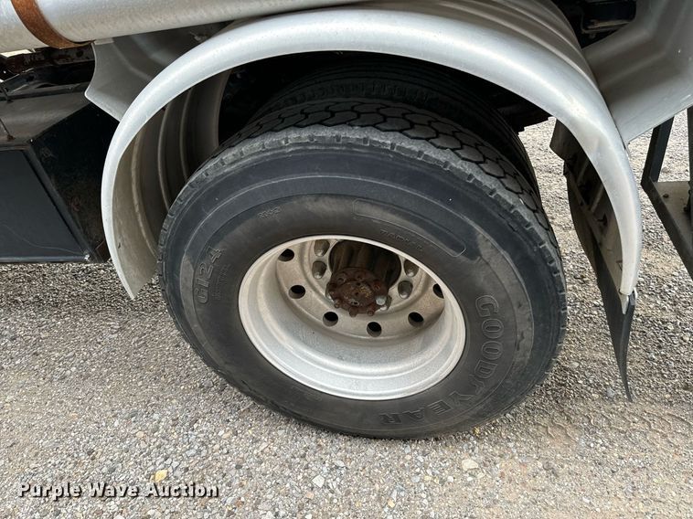 image for item EJ0216 1990 International  4900 fuel truck