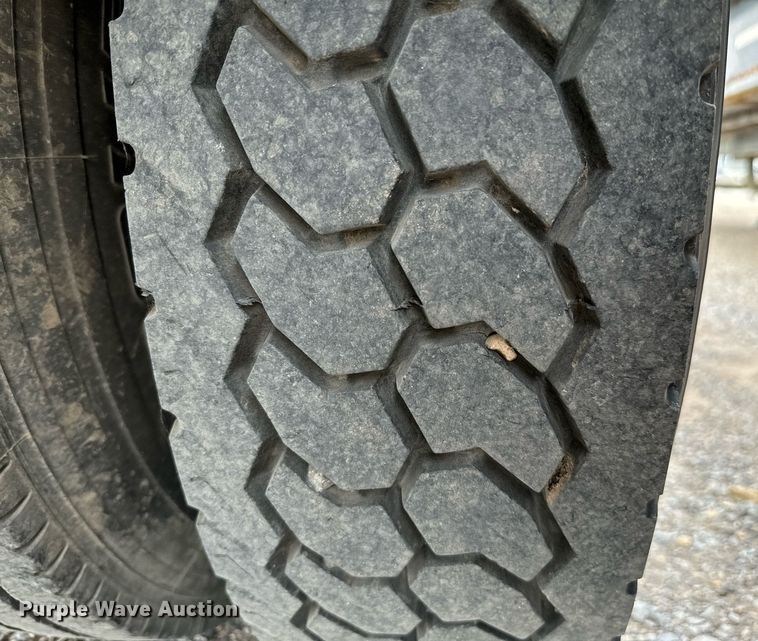 image for item EJ0216 1990 International  4900 fuel truck