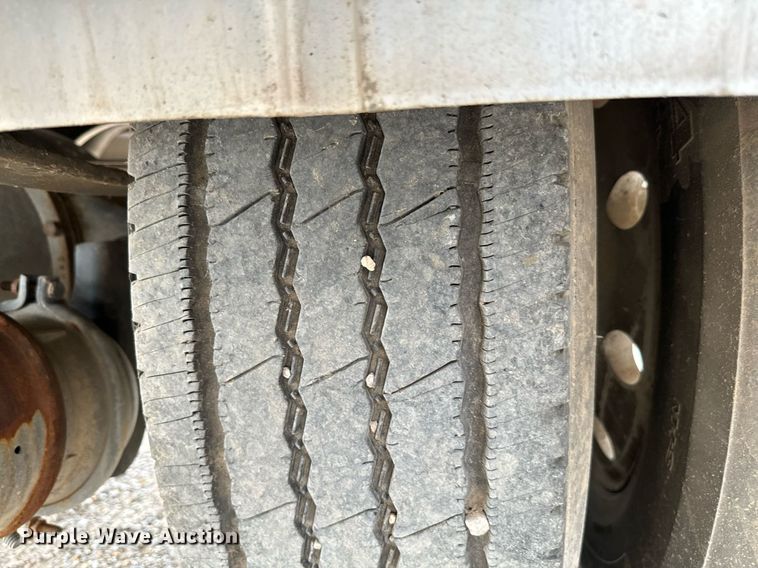 image for item EJ0216 1990 International  4900 fuel truck