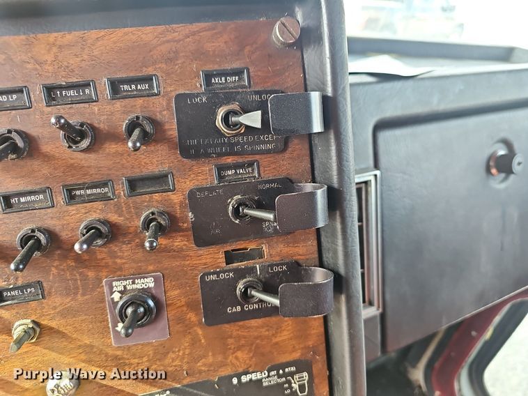 image for item EJ5862 1997 Peterbilt  379 semi truck