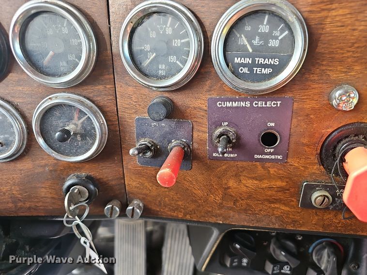 image for item EJ5862 1997 Peterbilt  379 semi truck