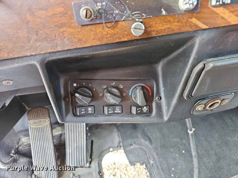 image for item EJ5862 1997 Peterbilt  379 semi truck