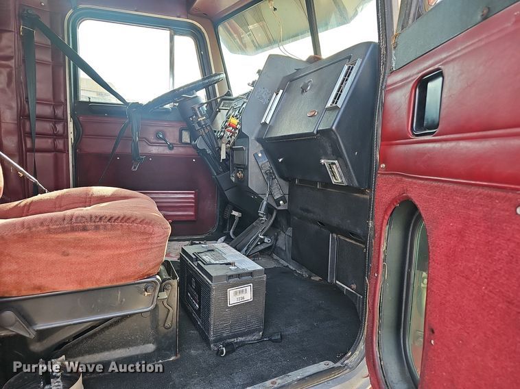 image for item EJ5862 1997 Peterbilt  379 semi truck