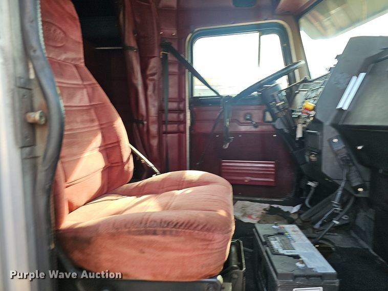 image for item EJ5862 1997 Peterbilt  379 semi truck