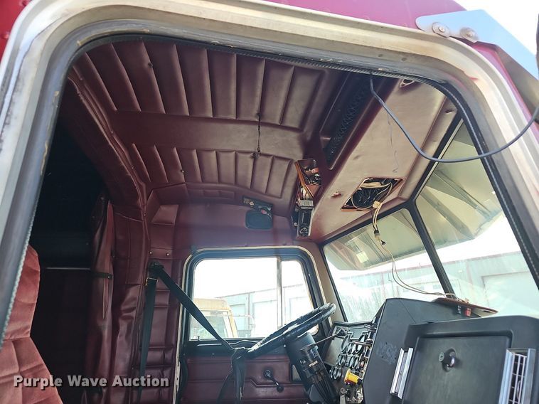 image for item EJ5862 1997 Peterbilt  379 semi truck