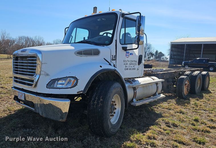 image for item EJ5915 2005 Freightliner Business Class M2 truck cab and chassis