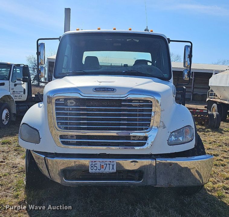 image for item EJ5915 2005 Freightliner Business Class M2 truck cab and chassis