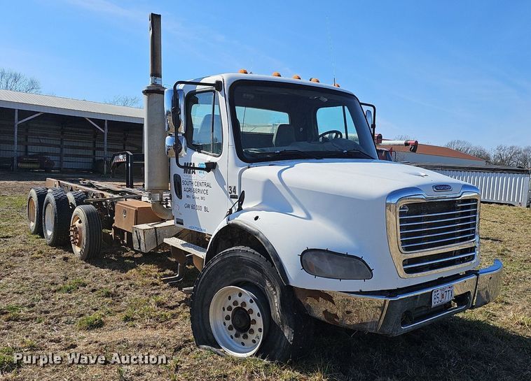 image for item EJ5915 2005 Freightliner Business Class M2 truck cab and chassis