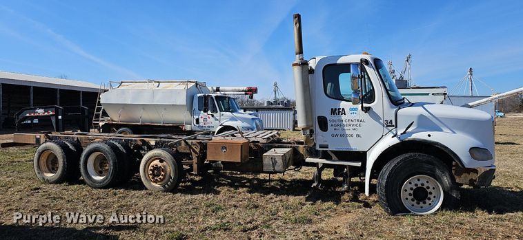 image for item EJ5915 2005 Freightliner Business Class M2 truck cab and chassis