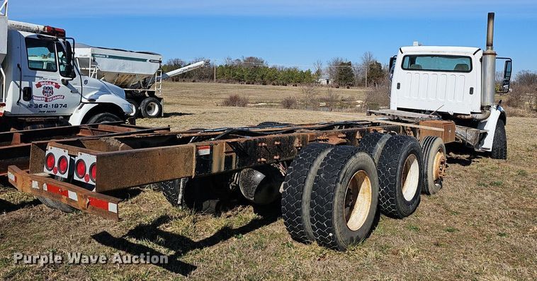 image for item EJ5915 2005 Freightliner Business Class M2 truck cab and chassis