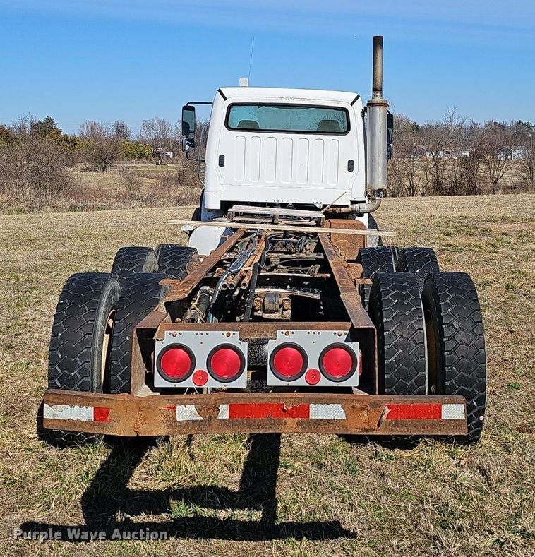 image for item EJ5915 2005 Freightliner Business Class M2 truck cab and chassis