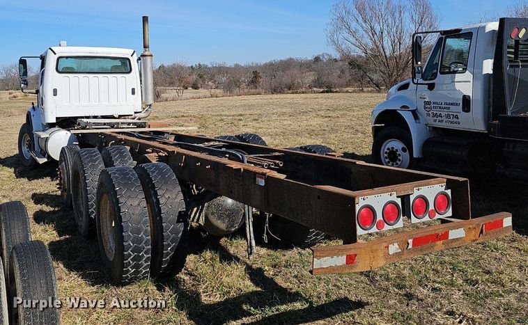 image for item EJ5915 2005 Freightliner Business Class M2 truck cab and chassis