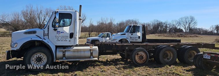 image for item EJ5915 2005 Freightliner Business Class M2 truck cab and chassis