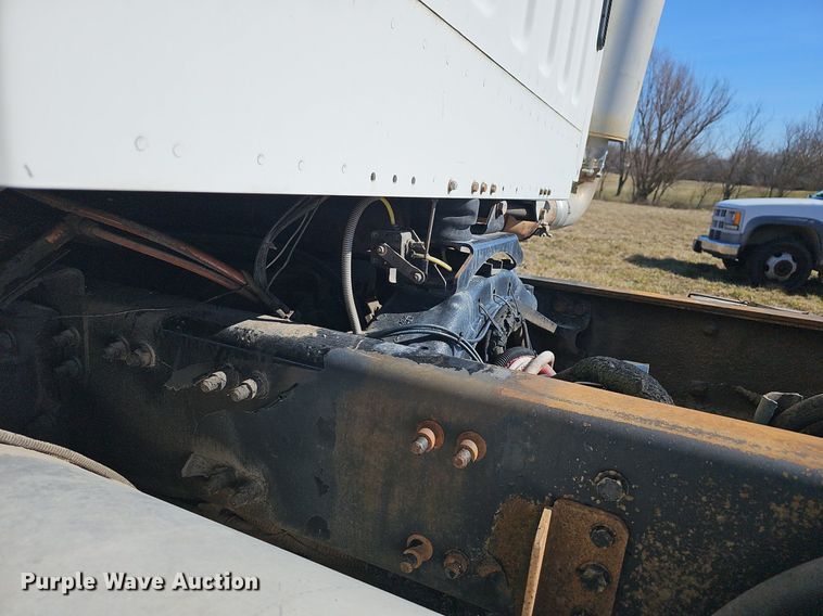 image for item EJ5915 2005 Freightliner Business Class M2 truck cab and chassis