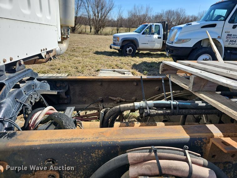 image for item EJ5915 2005 Freightliner Business Class M2 truck cab and chassis