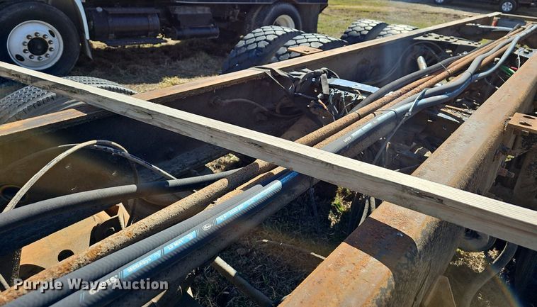 image for item EJ5915 2005 Freightliner Business Class M2 truck cab and chassis