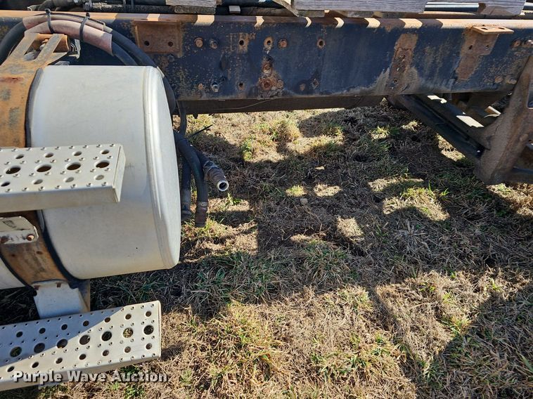 image for item EJ5915 2005 Freightliner Business Class M2 truck cab and chassis