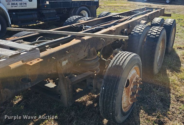 image for item EJ5915 2005 Freightliner Business Class M2 truck cab and chassis