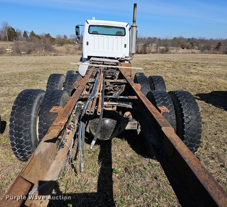 image for item EJ5915 2005 Freightliner Business Class M2 truck cab and chassis