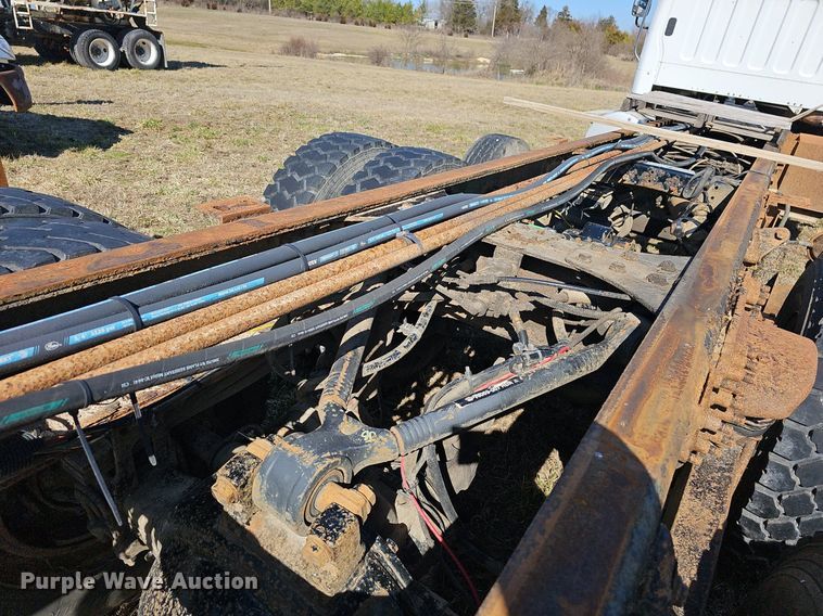 image for item EJ5915 2005 Freightliner Business Class M2 truck cab and chassis