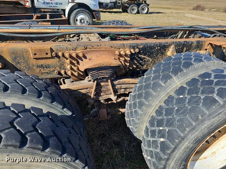 image for item EJ5915 2005 Freightliner Business Class M2 truck cab and chassis