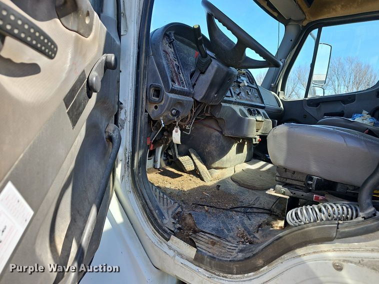 image for item EJ5915 2005 Freightliner Business Class M2 truck cab and chassis