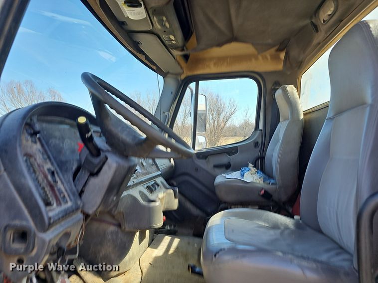 image for item EJ5915 2005 Freightliner Business Class M2 truck cab and chassis