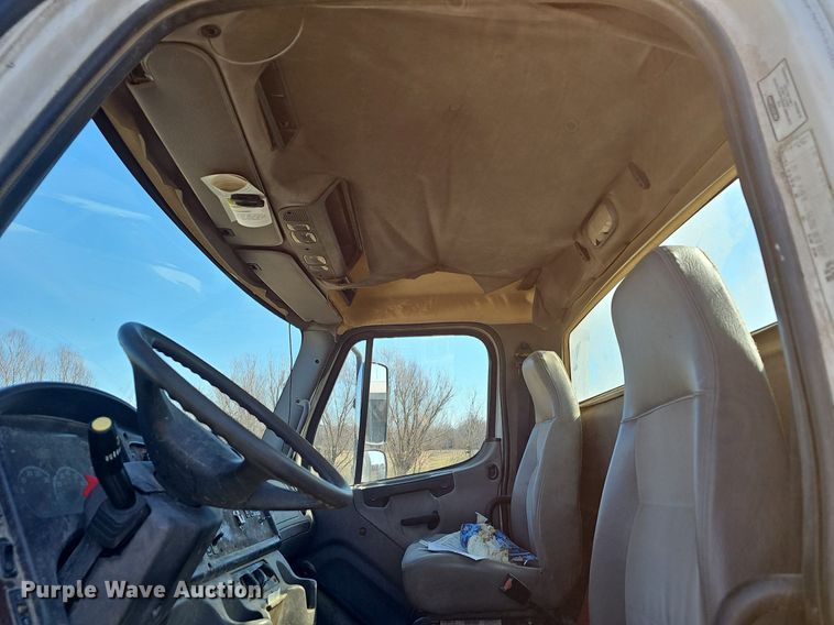 image for item EJ5915 2005 Freightliner Business Class M2 truck cab and chassis