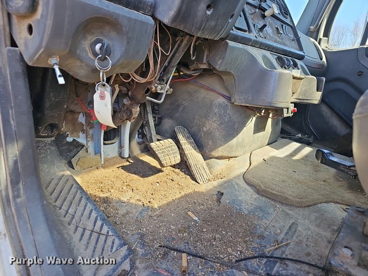 image for item EJ5915 2005 Freightliner Business Class M2 truck cab and chassis