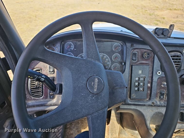 image for item EJ5915 2005 Freightliner Business Class M2 truck cab and chassis