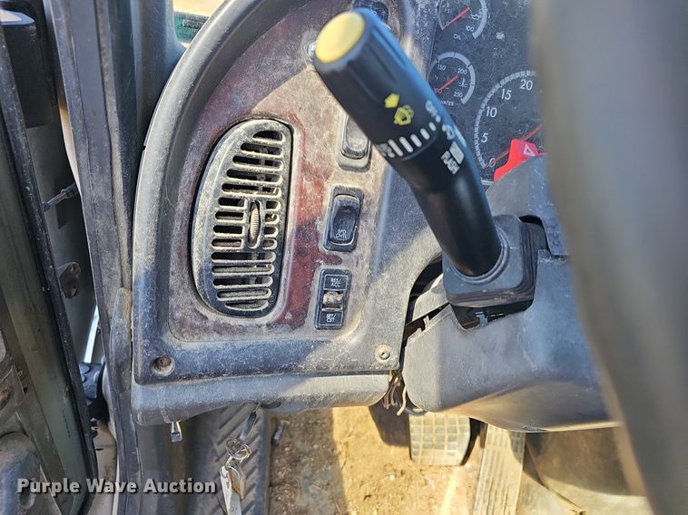 image for item EJ5915 2005 Freightliner Business Class M2 truck cab and chassis