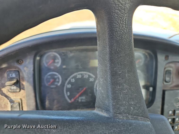 image for item EJ5915 2005 Freightliner Business Class M2 truck cab and chassis